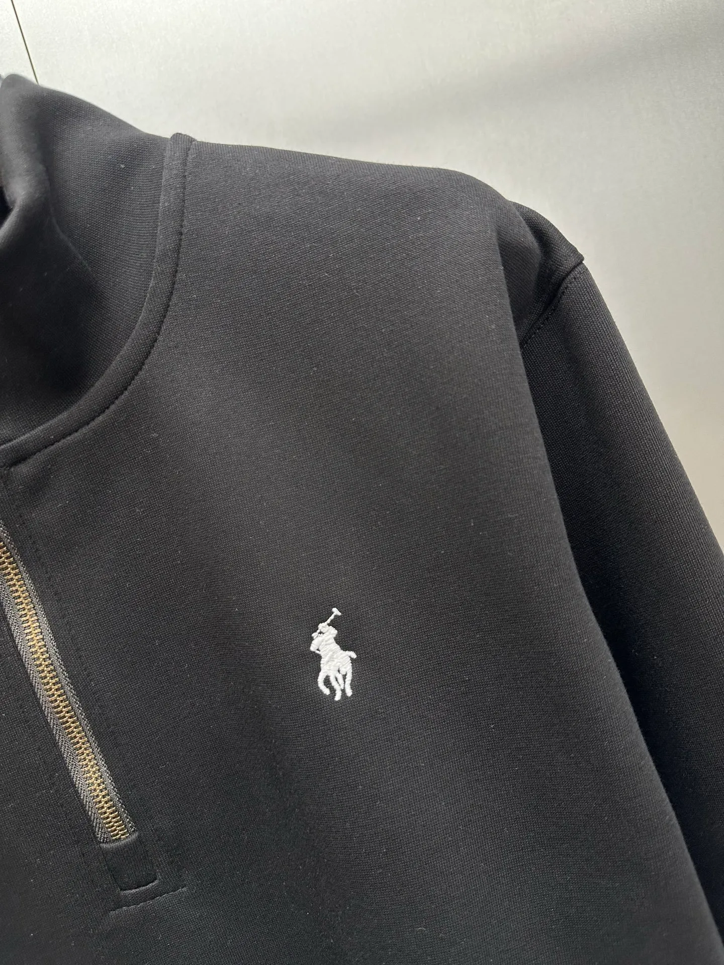 P250 Ralph Lauren/Ralph Lauren classic small logo embroidered turtleneck half-zip sweatshirt, simple and versatile ~ super delicate and soft, close to the body without being tied. Perfectly reflects the brand's sense of superiority. The cut is standard, comfortable to stretch, unrestricted in movement, and highly practical to wear. Classic and simple style, with pony embroidery pattern on the chest, imported machines, three-dimensional and full. Original Polo brass zipper, three-dimensional windproof lapels, taking into account warmth and cool lines, full of coolness, half-open lazy mode. The fit is loose, whether worn alone or layered, you can wear different styles of fashion with just one piece. Color: black, white, gray, brown, navy. Size: S-xL